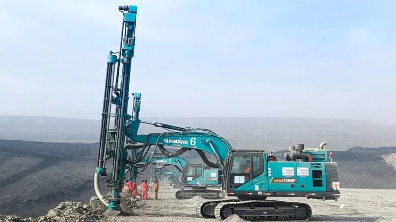 挖掘机选型：雷沃和山重建机如何抉择**